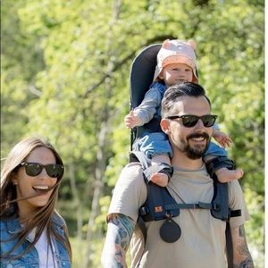Minimeis shoulder carrier. Dark Grey.
From 6 months – 5 years old (max.48 lbs)